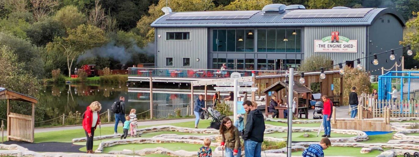 families enjoying Lappa valley minigolf putting in cornwall